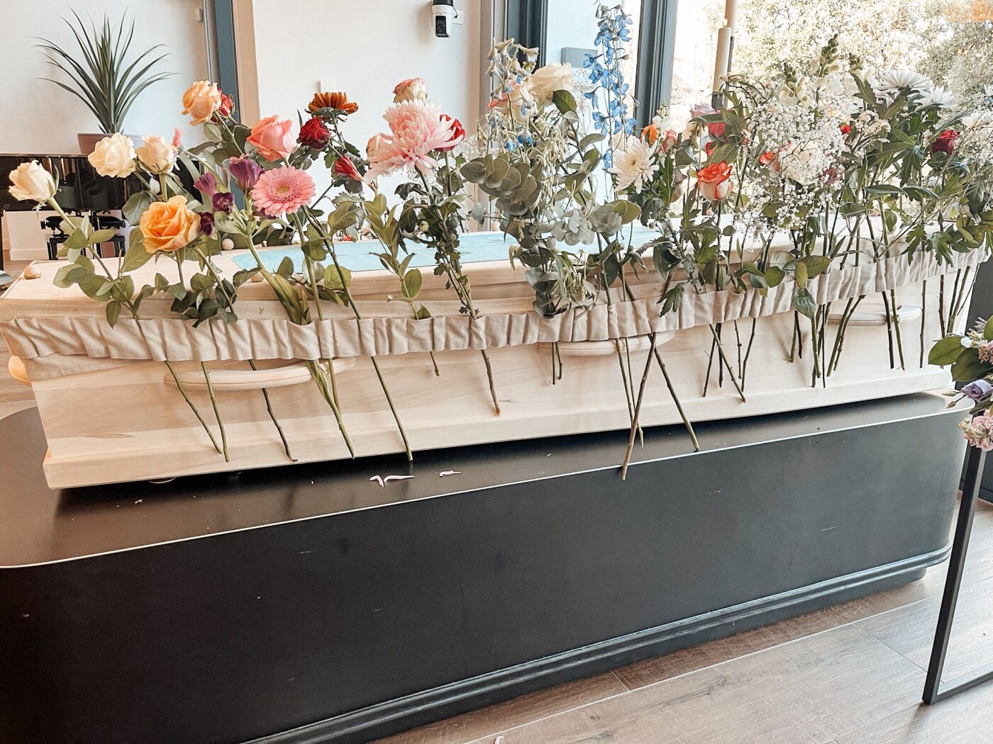 losse bloem bij uitvaartkist