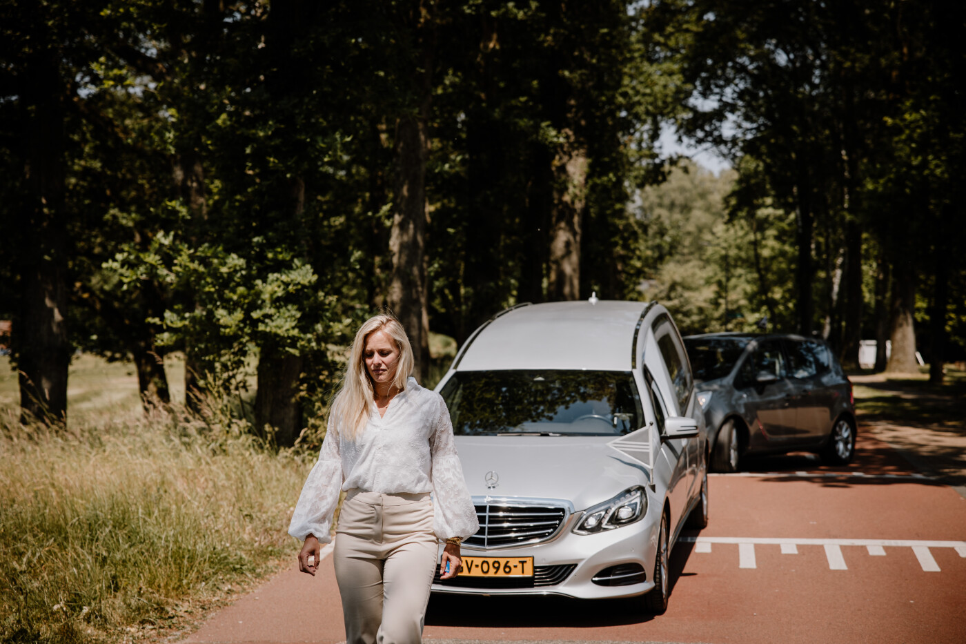 voorop lopen rouwstoet