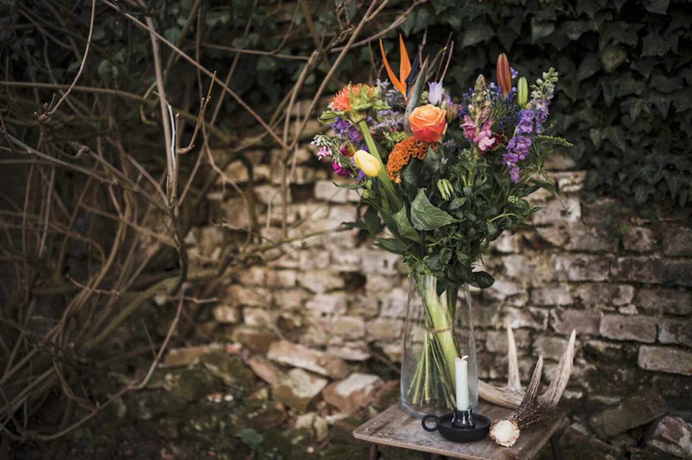 bloemen en een kaars uitvaart begrafenis