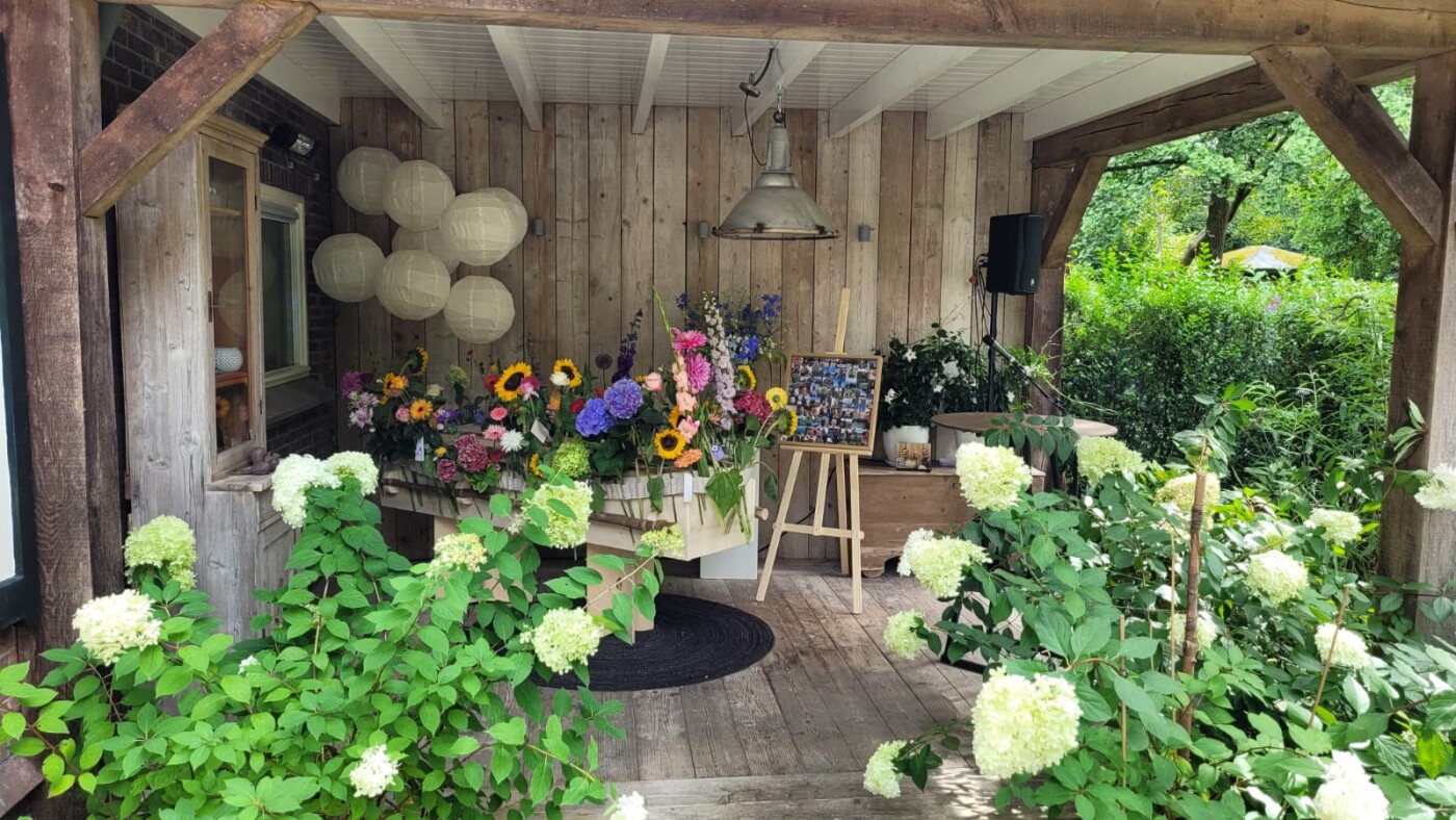 uitvaart kist in een tuin met bloemen