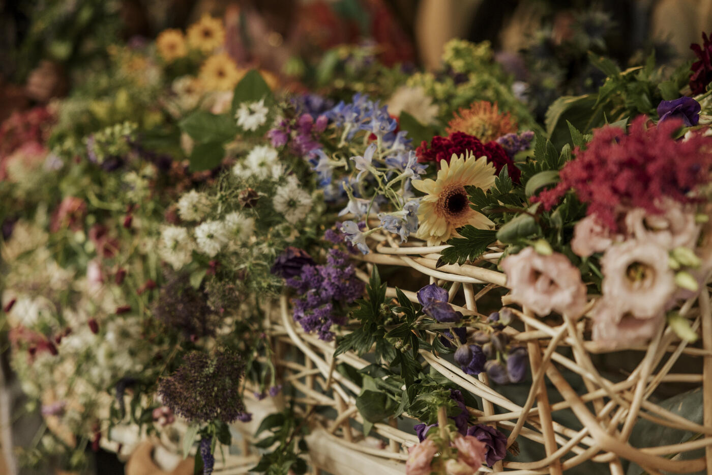 wilgenmand met bloemen als uitvaartkist